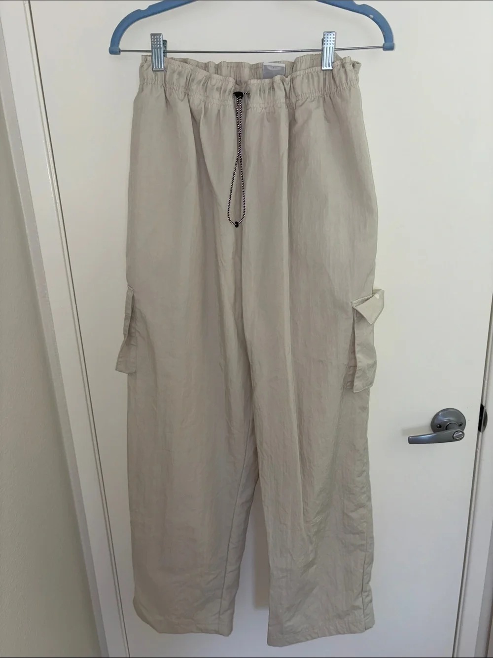 NIke women’s Beige Cargo Drawstring Pants LINED L